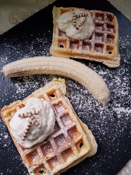 Hefeteigwaffeln mit Bananenquarktopping