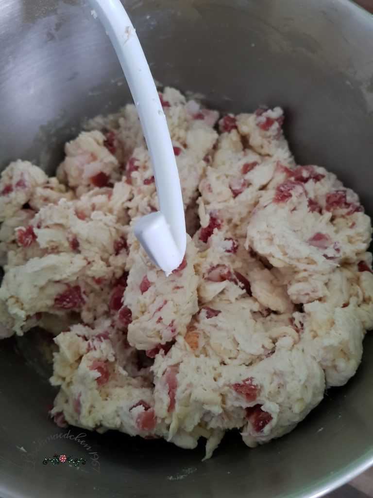 Käse und Katenschinken untergeknetet Zubereitung Pizzabrötchen
