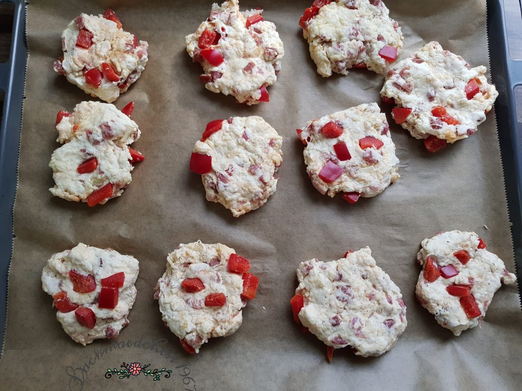 Pizzabrötchen geformt Zubereitete Pizzabrötchen