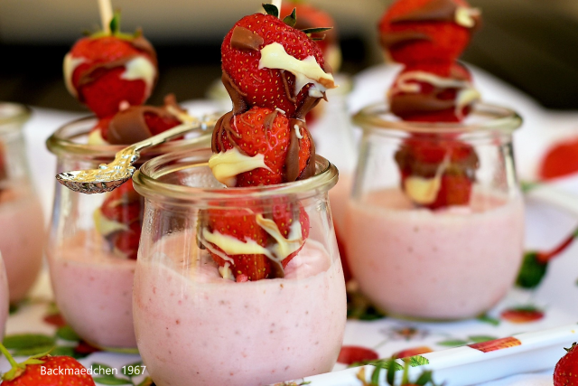Erdbeermousse mit Erdbeerspießchen.