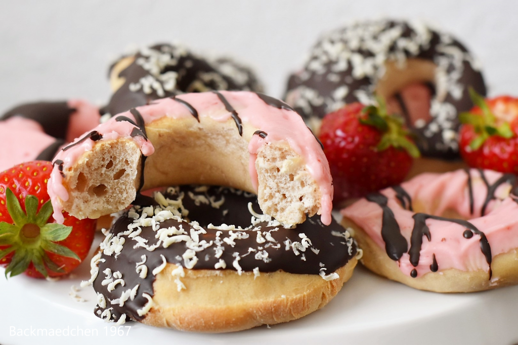 Erdbeer-Schoko Donuts aus dem Backofen