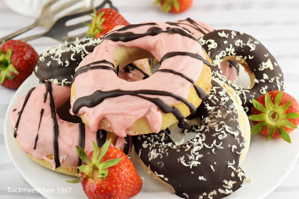 Erdbeer-Schoko Donuts aus dem Backofen