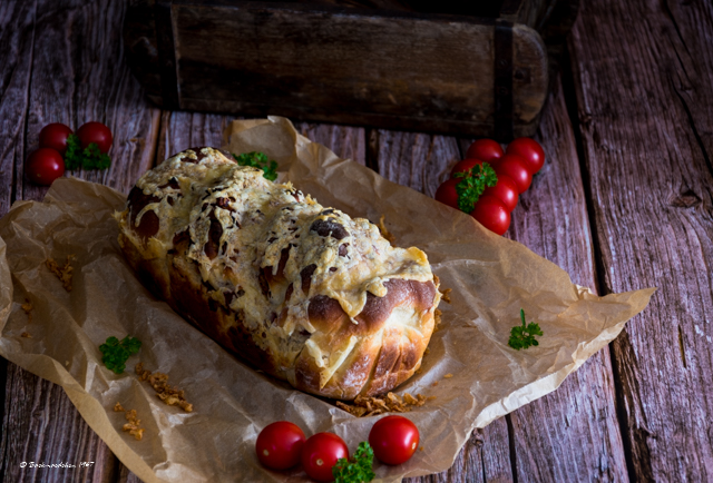 Herzhaftes Käse-Schinken-Zwiebel Brot