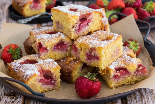 Erdbeer Blondies