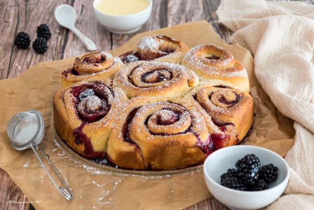 süße Hefeschnecken mit Brombeeren
