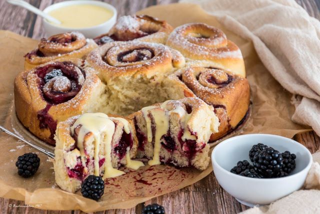 süße Hefeschnecken mit Brombeeren