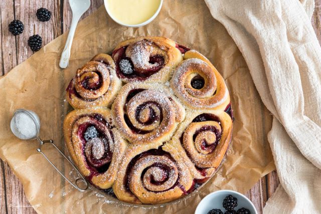 süße Hefeschnecken mit Brombeeren