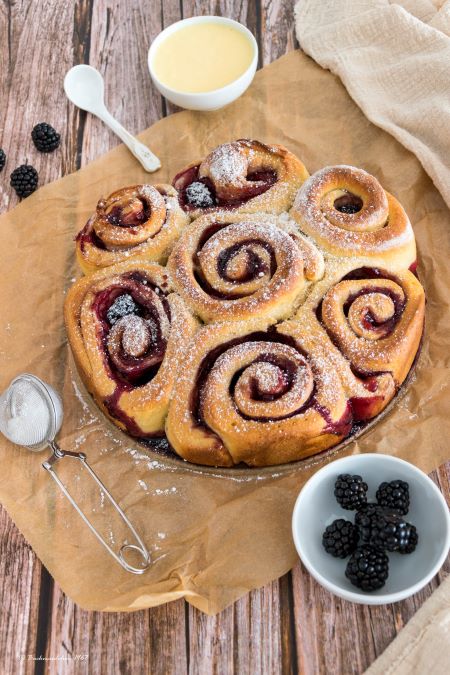 süße Hefeschnecken mit Brombeeren