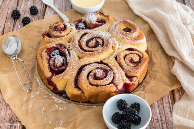 süße Hefeschnecken mit Brombeeren