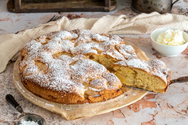 Scharlotka-russischer Apfelkuchen