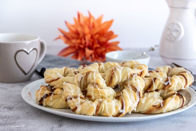 Marzipan-Mandel Blätterteig Brezeln