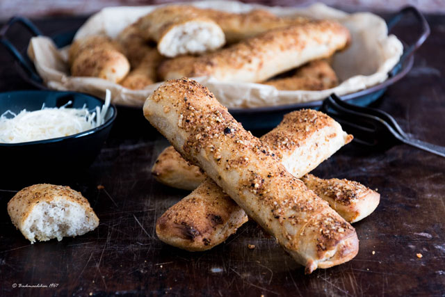Brotstangen mit Parmesankruste
