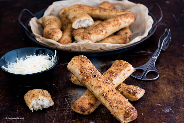 Brotstangen mit Parmesankruste