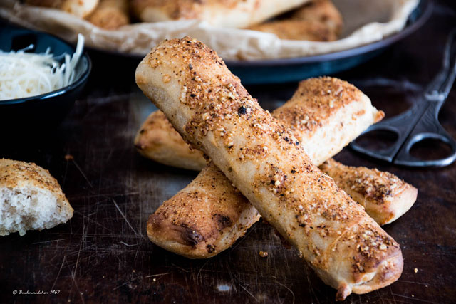 Brotstangen mit Parmesankruste