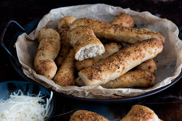 Brotstangen mit Parmesankruste