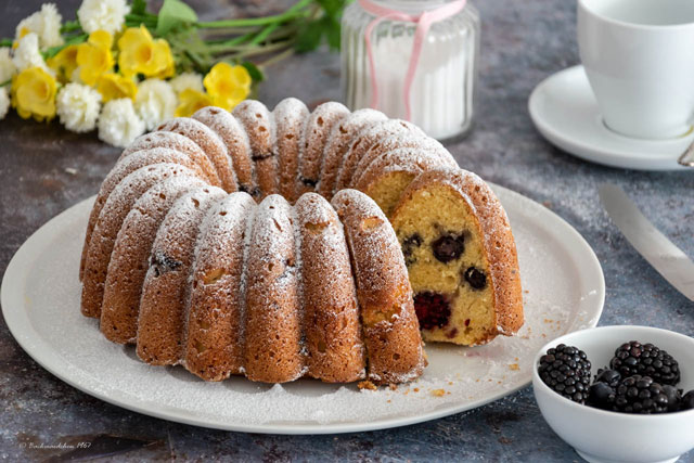 Blaubeer-Brombeer Eierlikör-Gugelhupf
