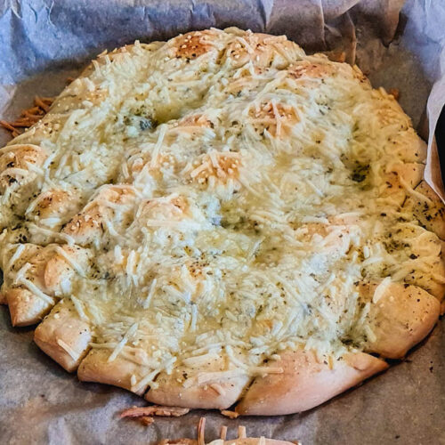 veganes Zupf-Fladenbrot mit Kräuteraufstrich und Reibegenuss
