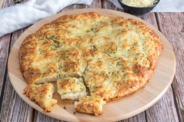 Zupf-Fladenbrot mit Kräuterbutter und Käse