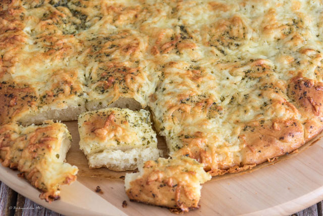 Zupf-Fladenbrot mit Kräuterbutter und Käse