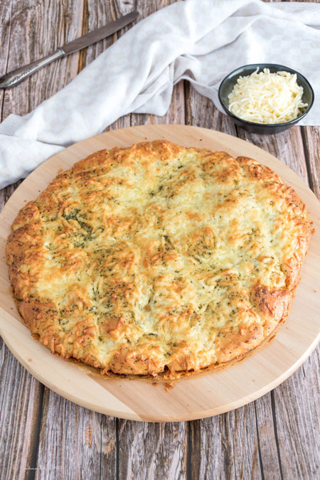 Zupf-Fladenbrot mit Kräuterbutter und Käse