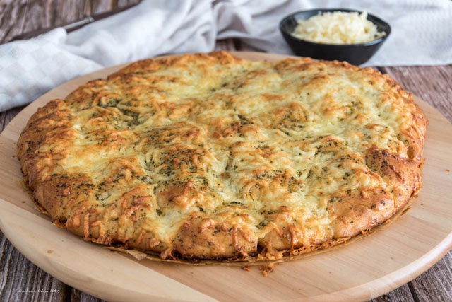 Zupf-Fladenbrot mit Kräuterbutter und Käse