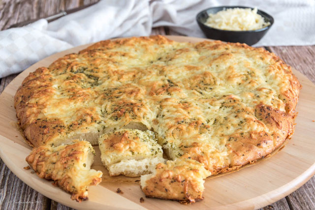 Zupf-Fladenbrot mit Kräuterbutter und Käse