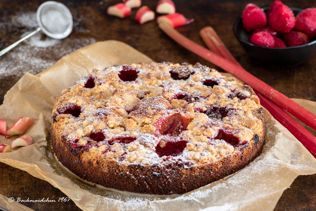 Rhabarber-Erdbeer Streuselkuchen