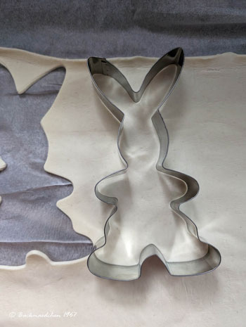 Osterhase ausstechen