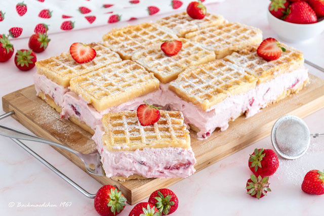 schneller Waffelkuchen mit Erdbeeren