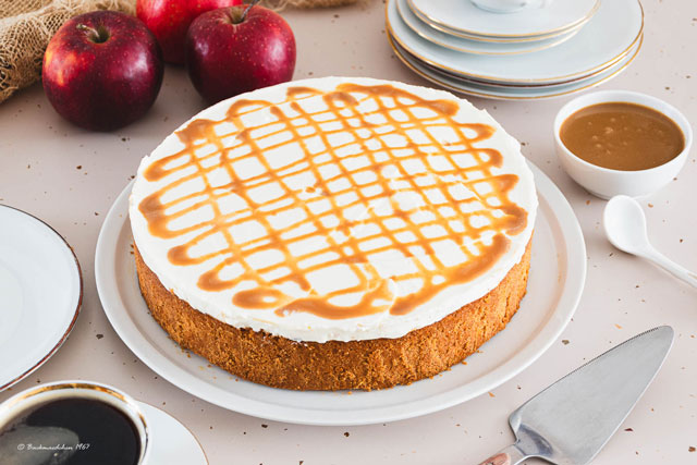 Apfel-Schmand-Torte mit Karamellgitter