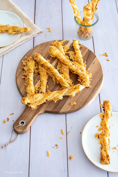 einfach Blätterteig-Käsestangen mit Kräuterbutter