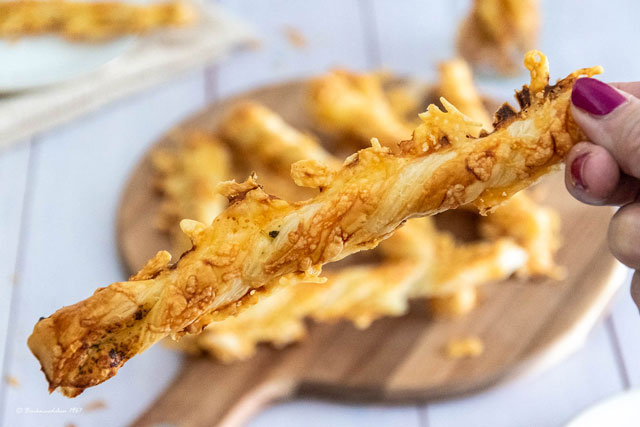 einfache Blätterteig-Käsestangen mit Kräuterbutter Nahaufnahme