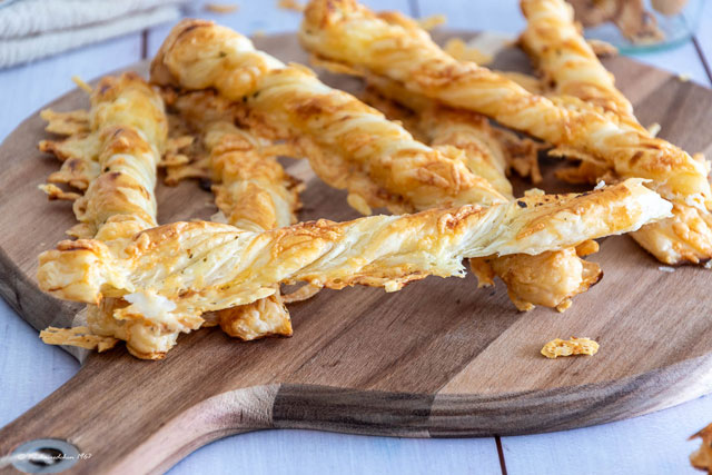 einfache Blätterteig-Käsestangen mit Kräuterbutter