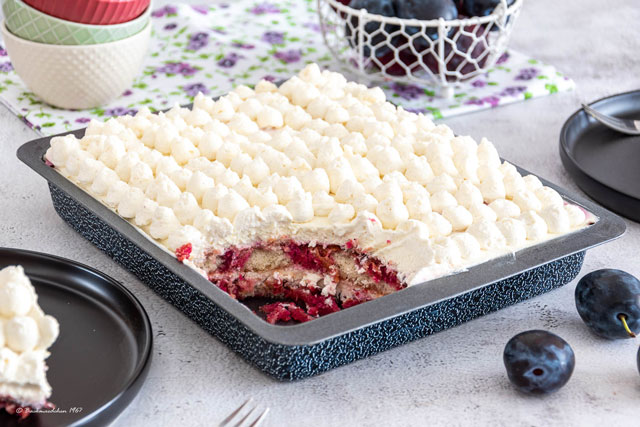 Cremiges Zwetschgen-Tiramisu mit Mascarponecreme, Löffelbiskuits, Zimt und frischen Zwetschgen