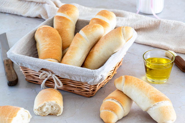 Panini all'Olio italienische Olivenbrötchen mit gerollter Teigstruktur