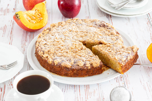 Apfel-Kürbis-Streuselkuchen angeschnitten