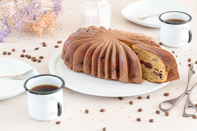 Kaffee-Kirsch-Kuchen auf dem Kuchenteller